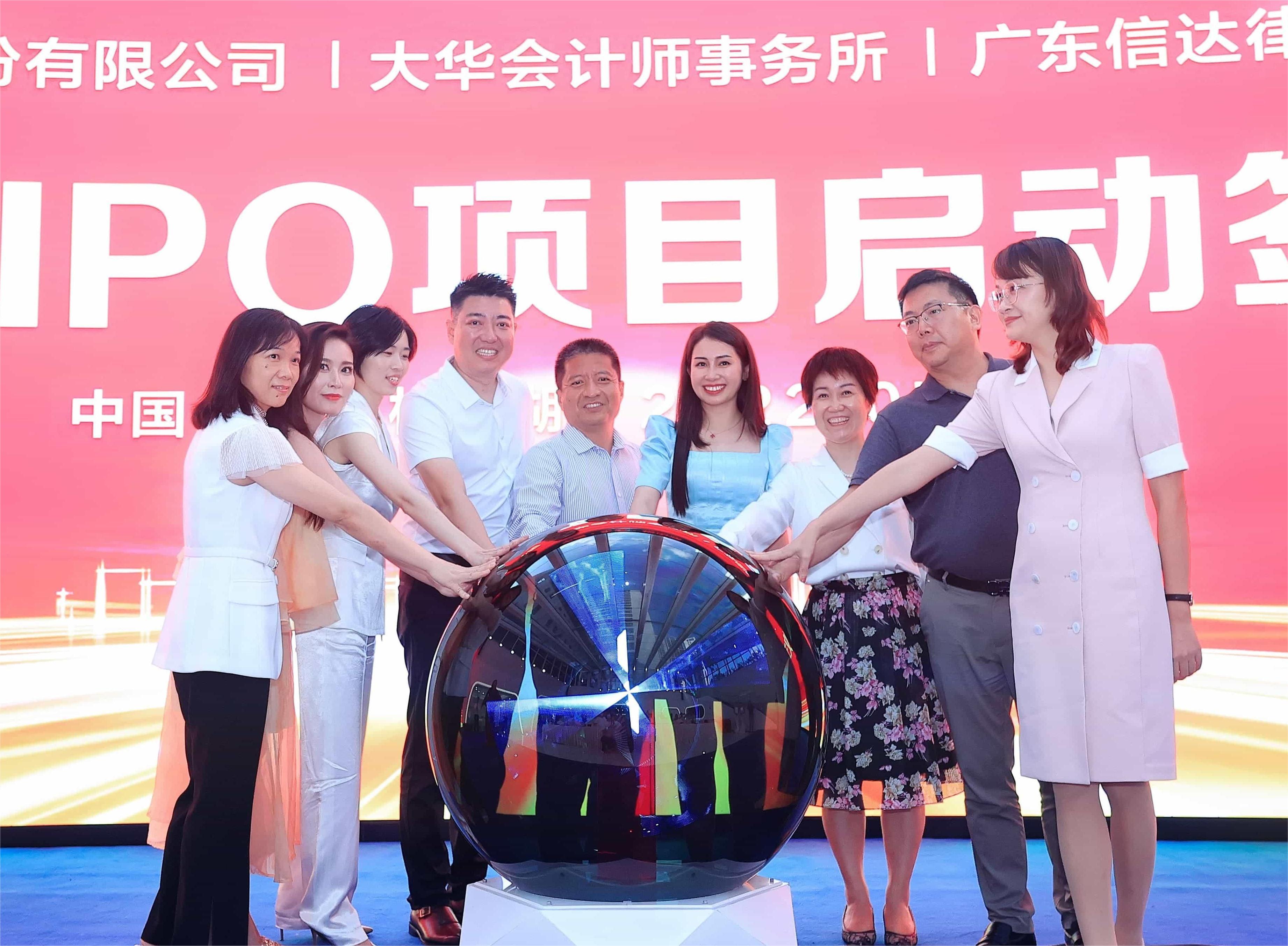 激揚(yáng)青春，放飛夢(mèng)想，一致同行